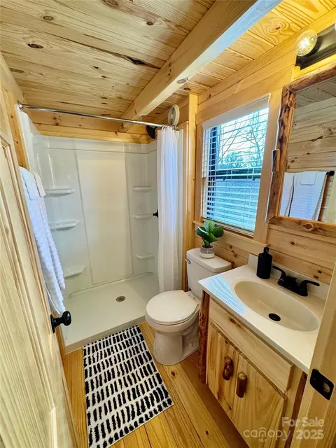 Bath - 37 Bream Loop Rd, Marion, NC 28752 photo 1 of 2