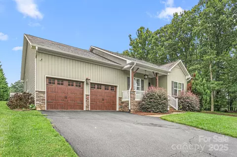 8423 Coachman Ln, Rural Hall, NC 27045