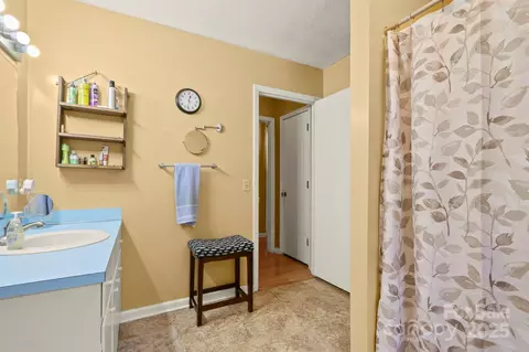 Bath - 3005 Mac Dr, Hudson, NC 28638 photo 2 of 3
