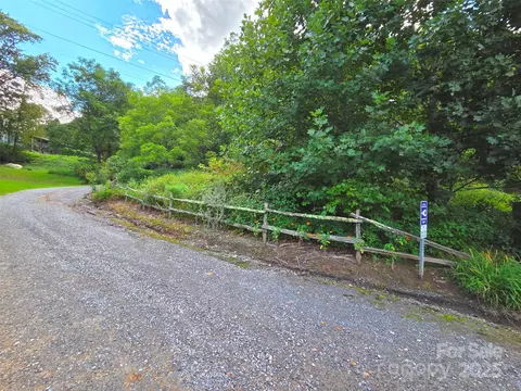 46 Flora Ln, Waynesville, NC 28785