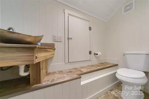 Bath - 33 Red Fox Ln, Brevard, NC 28712 photo 1 of 5