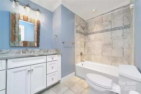Bath - 33 Red Fox Ln, Brevard, NC 28712 photo 2 of 5