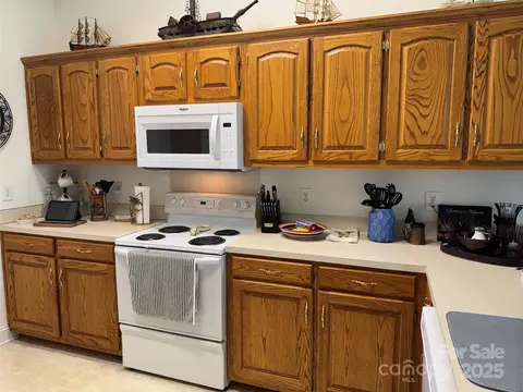 Kitchen - 3910 Azalea Trl, Denver, NC 28037 photo 2 of 4