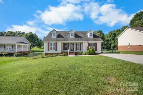 206 Bell Dr, Thomasville, NC 27360