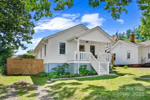26 Oteen Park Pl, Asheville, NC 28805