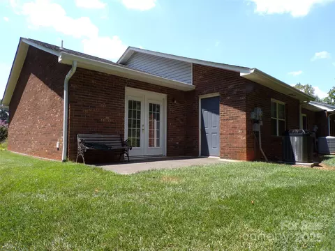 Exterior - 319 7th Street Sw E5 Pl SW #E5, Conover, NC 28613 photo 2 of 5