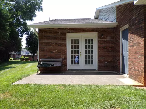 Exterior - 319 7th Street Sw E5 Pl SW #E5, Conover, NC 28613 photo 3 of 5