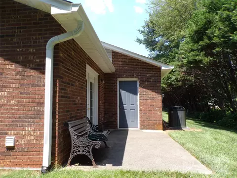 Exterior - 319 7th Street Sw E5 Pl SW #E5, Conover, NC 28613 photo 4 of 5