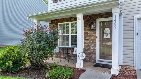 1409 River Run Rd, Lowell, NC 28098