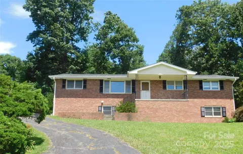125 Fulton Dr, Hendersonville, NC 28792