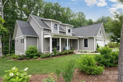 239 Lindsey Farm Dr, Flat Rock, NC 28731