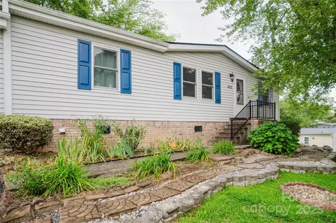 402 Deerfield Ct, Hendersonville, NC 28792