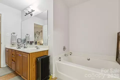 Bath - 1604 Winthrop Ln, Monroe, NC 28110 photo 1 of 2