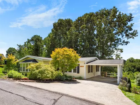 200 Cranbrook Cir, Hendersonville, NC 28792