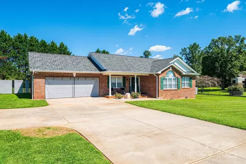 95 Chesterfield Dr, Taylorsville, NC 28681