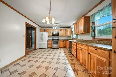 3395 Danial St, Conover, NC 28613 photo 9