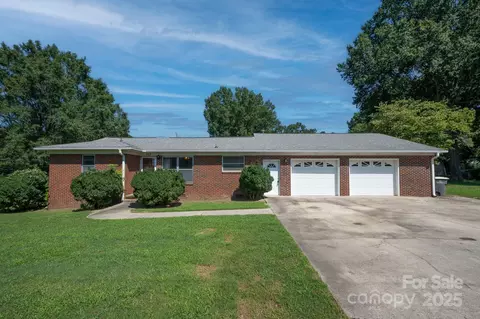 505 Rogers Lake E Rd E, Kannapolis, NC 28083