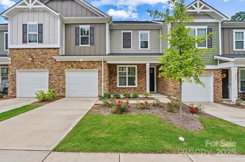 8233 Merryvale Ln, Charlotte, NC 28214