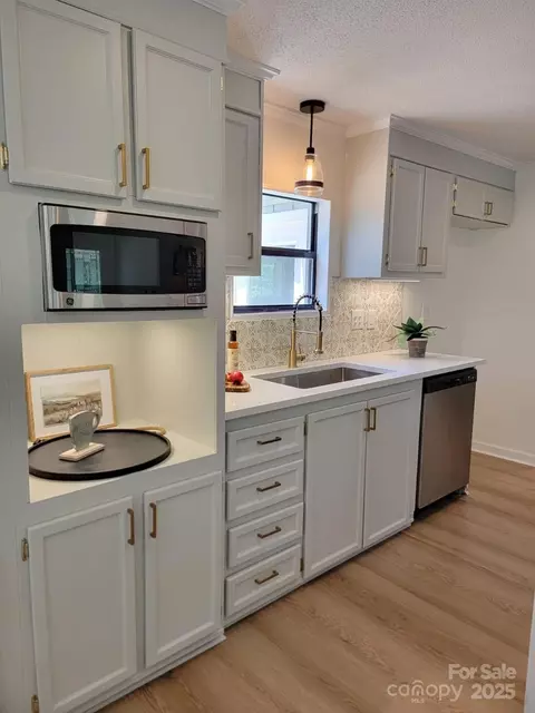 Kitchen - 600 Pine Run Ridge Rd, Spruce Pine, NC 28777 photo 6 of 6