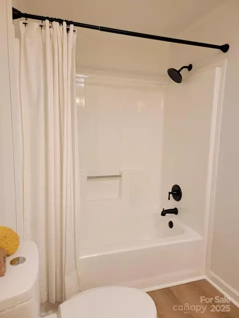 Bath - 600 Pine Run Ridge Rd, Spruce Pine, NC 28777 photo 1 of 3