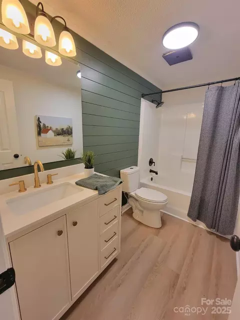 Bath - 600 Pine Run Ridge Rd, Spruce Pine, NC 28777 photo 3 of 3