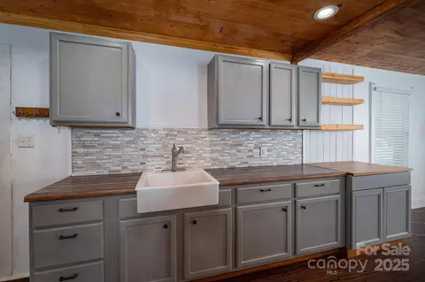 Kitchen - 2420 E Nc 10 Hwy, Conover, NC 28613 photo 1 of 2