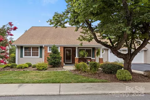 1007 Saddlebrook Dr, Hendersonville, NC 28739