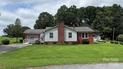105 Lyle St, Morganton, NC 28655