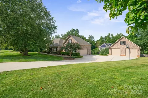6200 Bellingham Dr, Mount Holly, NC 28120