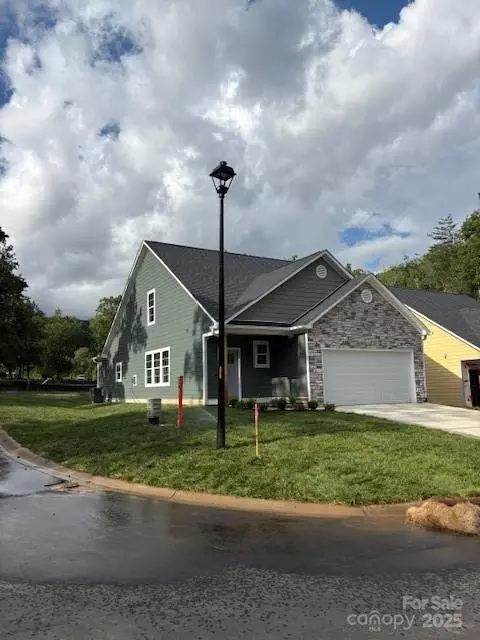 208 Slade Ln, Black Mountain, NC 28711