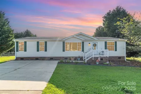 1140 Peppertree Dr, Mount Holly, NC 28120
