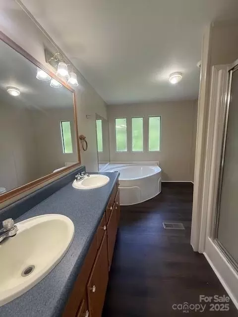 Bath - 5587 Doe Ct, Morganton, NC 28655 photo 1 of 2