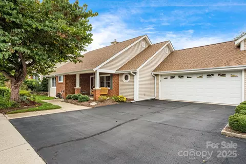 1015 Saddlebrook Dr, Hendersonville, NC 28739