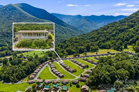 80 Sapphire Ln, Maggie Valley, NC 28751