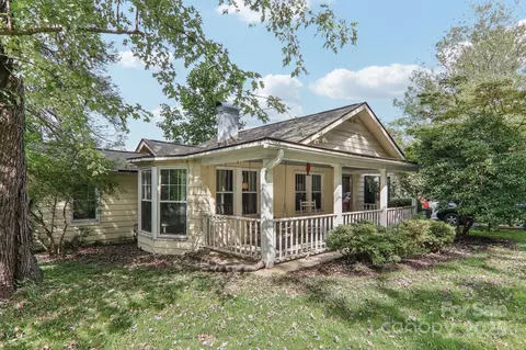 914 White Pine Dr, Hendersonville, NC 28739