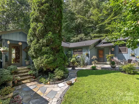 232 Hidden Cove Ln, Hendersonville, NC 28739
