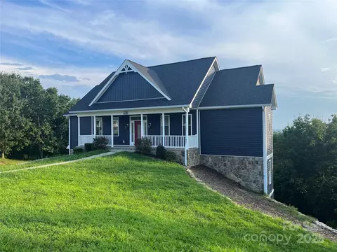 7768 Pinecone Ln, Hickory, NC 28602
