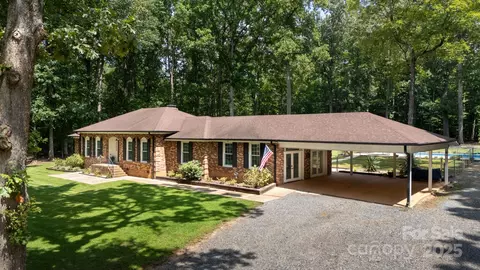 4520 Belhaven Forest Dr, Gastonia, NC 28056