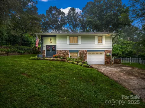 66 Barberry Heights Dr, Brevard, NC 28712