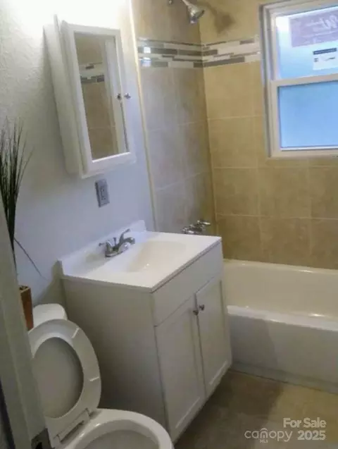 Bath - 236 Legrand St, Cheraw, SC 29520 photo 1 of 4