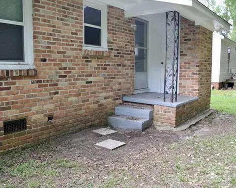 Exterior - 236 Legrand St, Cheraw, SC 29520 photo 4 of 7