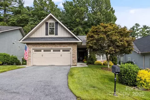 32 Walden Pond Dr, Hendersonville, NC 28791