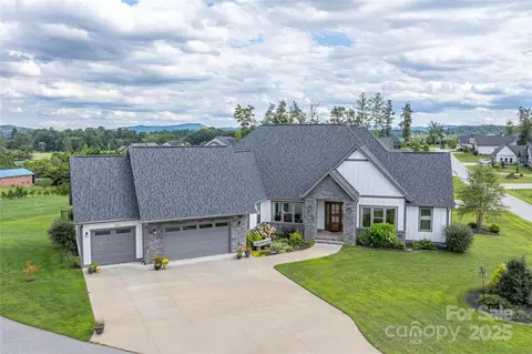 456 Samuel Dr, Mills River, NC 28759