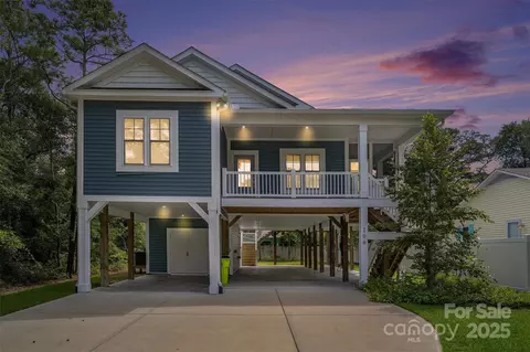 106 NW 2nd St, Oak Island, NC 28465