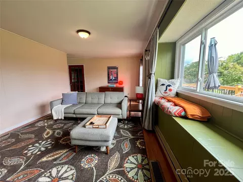Living - 657 Arrowhead Trl, Marion, NC 28752 photo 2 of 5