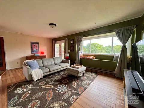Living - 657 Arrowhead Trl, Marion, NC 28752 photo 1 of 5