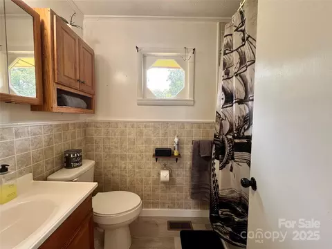 Bath - 657 Arrowhead Trl, Marion, NC 28752 photo 1 of 1