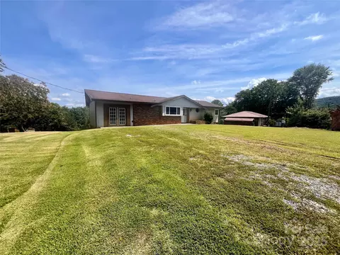 Exterior - 657 Arrowhead Trl, Marion, NC 28752 photo 4 of 9