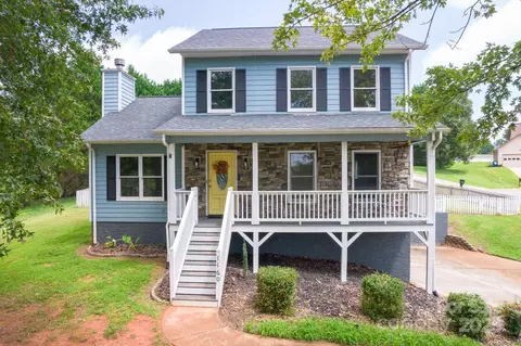 1160 Mulberry Ln, Hickory, NC 28602