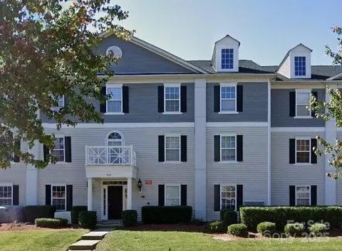 966 Plaza Walk Dr, Charlotte, NC 28215